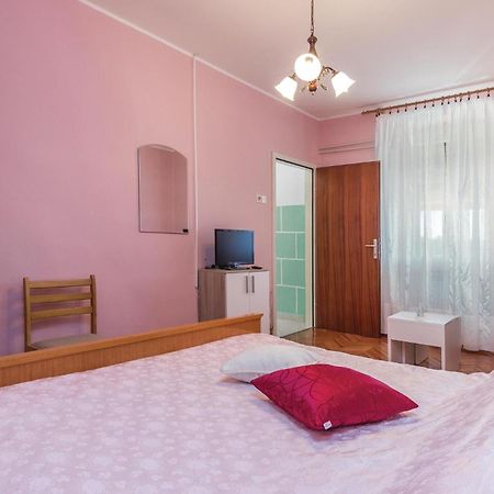 Cozy Apartment In Pican With Kitchen Exterior photo